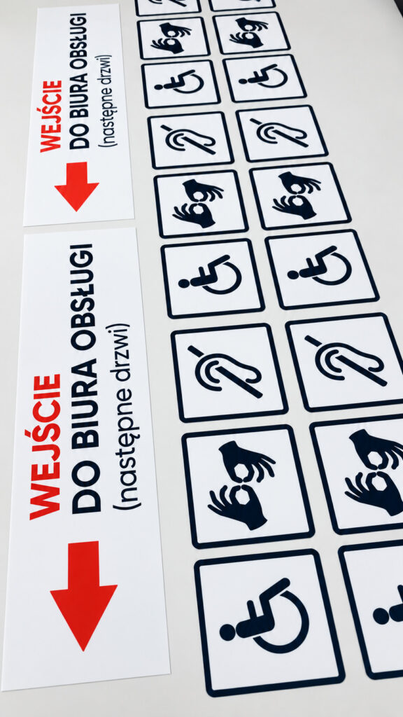 Naklejki samoprzylepne z piktogramami i strzałkami, zabezpieczone bezbarwnym laminatem