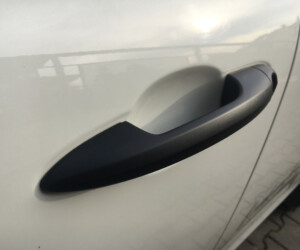 Dechroming Klamka w samochodzie Alfa Romeo oklejona na czarno