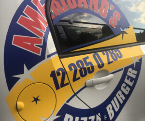 Pizzeria Americano's Realizacje - Grafika wycinana z folii i naklejona na bok samochodu Skoda City