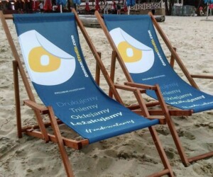 OmnomStudio.com Leżaki reklamowe na plaży w Zalew Kryspinów