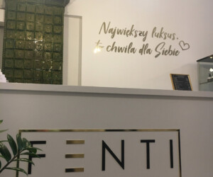 Fenti Instytut Urody Litery pozłacane z pleksi w Fenti Instytu Urody