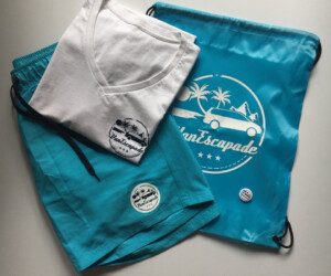 VanEscapade Letni zestaw biwakowy z logo VanEscapade, koszulka, kąpielówki i workoplecak + pin