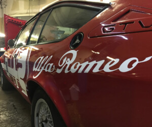 Alfa Romeo GTV Alfa Romeo GTV czerwone oklejone na wzór z dawnych lat