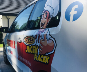 Pizzeria Jacek Placek Logo Pizzeria Jacek Placek na samochodzie Skoda City bezpłatna dostawa