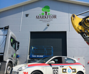 Markflor Alfa Romeo oklejona w wyścigowe barwy DTM a w tle hala Markflor