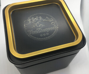 VanEscapade Metalowa puszka na herbatę z logo na wieczku VanEscapade