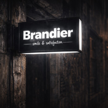 Kaseton z logo skutecznie buduje rozpoznawalność marki. Kaseton reklamowy z logo firmy na elewacji budynku