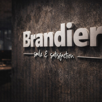 Litery z logo wzmacniają identyfikację wizualną marki. Litery przestrzenne z logo firmy na elewacji